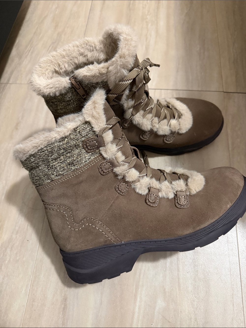 Clarks Collection Women's Taupe Fur-Trim Lace-Up Front Winter Boots Size 9